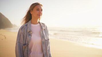 vrouw met lang haar- gekleed denim overhemd Aan strand Bij zonsondergang video
