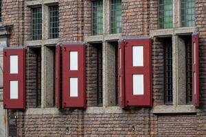 medieval casa fachada con ventanas y persianas foto