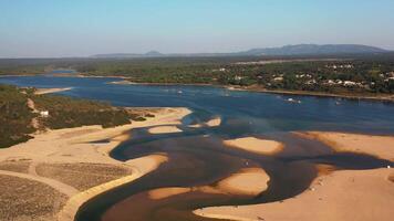 hermosa arenoso paisaje siguiente a lagoa Delaware albufeira, sesimbra video