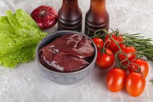 crudo Turquía hígado en un cuenco Listo para Cocinando foto