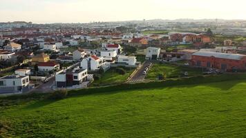 Antenne Aussicht von Grün Landschaft und Häuser im sintra Stadt, Dorf video