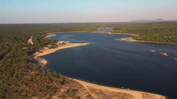 lagoa de albufeira antenn se, naturlig sjö nära atlanten hav portugisiska kustlinje video