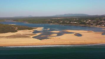 drone vue de Lagoa de Albufeira, Naturel Lac réunion le atlantique océan Portugais littoral video