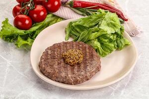 volado carne de vaca hamburguesa chuleta con iceberg foto