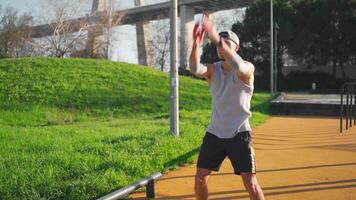 une homme est Faire des exercices dans une parc video