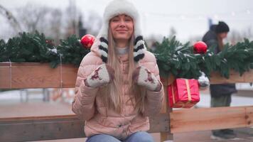 ein Frau im ein Hut ist lächelnd während halten die Geschenke video