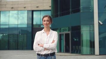 une femme souriant dans de face de une bâtiment video