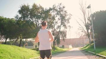 un hombre es corriendo en un camino en el parque video