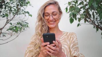 un mujer es mirando a su teléfono video