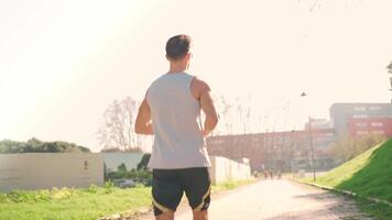 un hombre es corriendo en un camino en el parque video