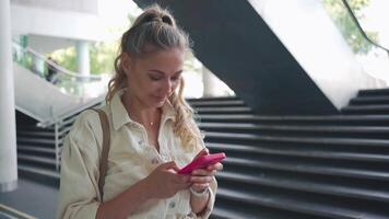 een vrouw is op zoek Bij haar telefoon video