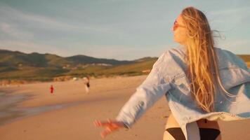 un mujer en un bikini es caminando en el playa video