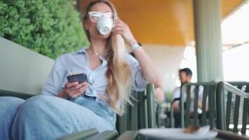un mujer en lentes participación un taza de café video