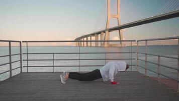 un persona haciendo empujar UPS en un muelle por el agua video