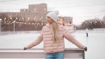 een vrouw in een hoed het schaatsen Aan een baan video