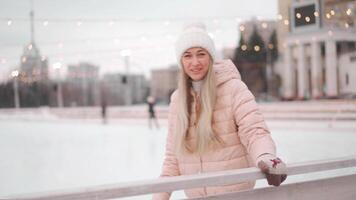ein Frau im ein Hut Skaten auf ein Eisbahn video