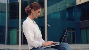 een vrouw zittend Aan de grond met haar laptop video