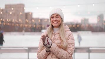 ein Frau im ein Hut Skaten auf ein Eisbahn video