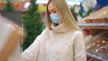 un mujer con largo rubia pelo caminando mediante un Tienda video