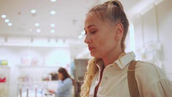 een vrouw is op zoek Bij sieraden in een afdeling op te slaan video