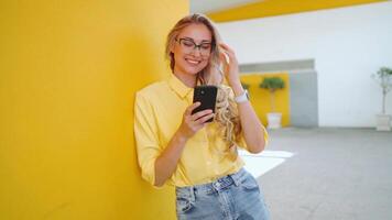 portrait de une fille en utilisant sa téléphone video