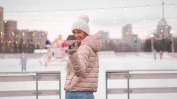 ein Frau im ein Hut Skaten auf ein Eisbahn video