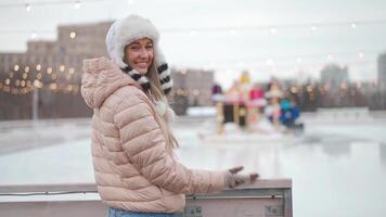 ung leende kvinna på is rink. video