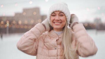 joven sonriente mujer en hielo pista. video