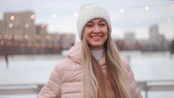 joven sonriente mujer en hielo pista. video