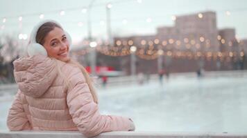 joven sonriente mujer en hielo pista. video