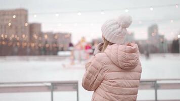 ung leende kvinna på is rink. video