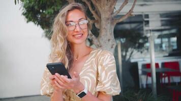 une femme est en portant une intelligent téléphone video