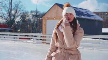 ung leende kvinna is skridskoåkning inuti på is rink. video