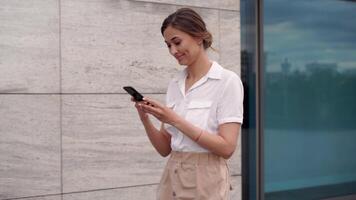 un mujer es participación un inteligente teléfono video