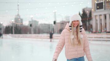 joven sonriente mujer en hielo pista. video