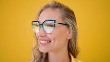 en kvinna med glasögon och en gul bakgrund video