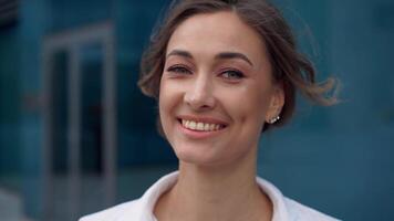 porträtt av en leende affärskvinna video
