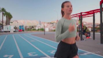 deportivo mujer en corriendo pista haciendo sentadillas ejercicios. video