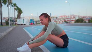 sportif femme sur fonctionnement Piste Faire squats des exercices. video