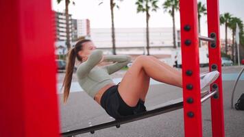 sportif femme sur fonctionnement Piste Faire squats des exercices. video