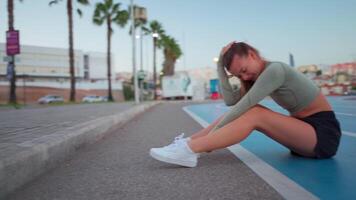 sportief vrouw Aan rennen bijhouden aan het doen squats opdrachten. video