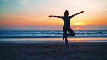 ein Frau tun Yoga auf das Strand beim Sonnenuntergang video