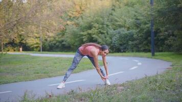 uma mulher é exercício dentro a parque video