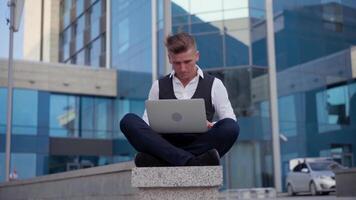 attività commerciale. uomo d'affari utilizzando il computer portatile all'aperto adulto caucasico maschio uomo d'affari video