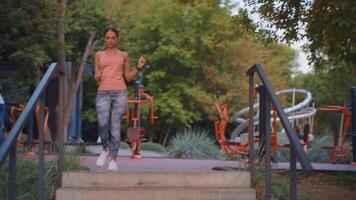 uma mulher é exercício dentro a parque video