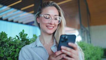 uma mulher é segurando uma inteligente telefone video