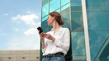 une femme est en portant une intelligent téléphone video