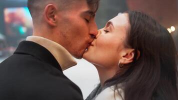 alegre jovem casal se beijando e abraçando em Natal noite. video