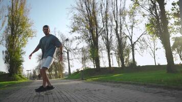 volwassen mannetje persoon rijden skateboard in stad park zomer dag. video