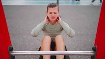 sportivo donna su in esecuzione traccia fare squat esercizi. video